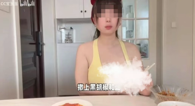 美女主播直播吃饭,用手扒拉领口,因没有控制尺度账号被封禁!