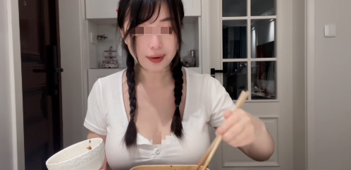 美女主播直播吃饭,用手扒拉领口,因没有控制尺度账号被封禁!