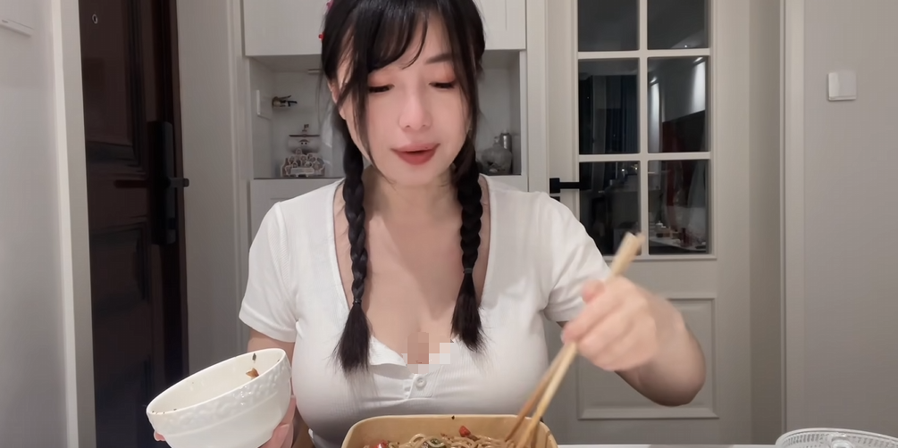 美女主播直播吃饭,用手扒拉领口,因没有控制尺度账号被封禁!