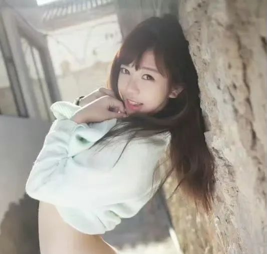 曾靠售卖写真集赚的盆满钵满，女主播清凉穿搭引来路人搭讪，网友调侃20元就想加主播？？