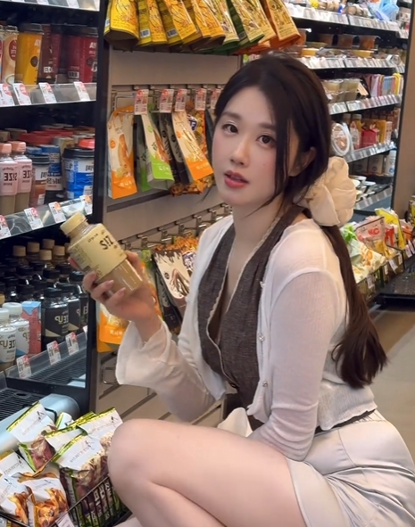 轩子巨2兔做客户外主播直播间，称自己虽不谈恋爱，但生理方面的知识理论为100%实操为0！网友：不愧是老师！