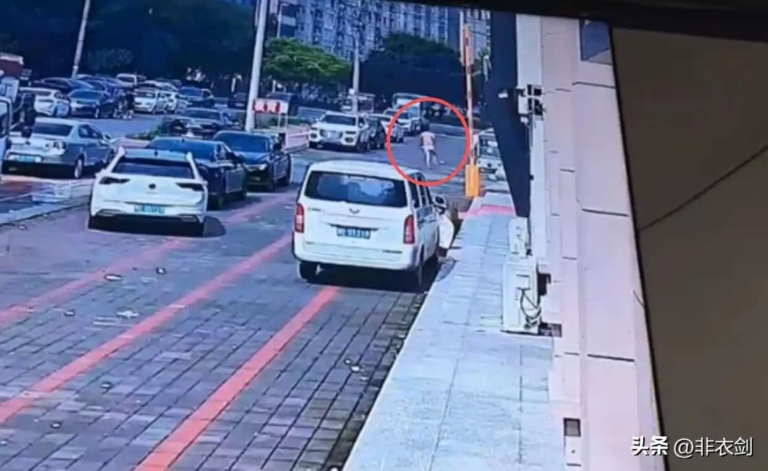 丈夫拼命跑车养家，妻子在家却做了这种事，网友炸锅