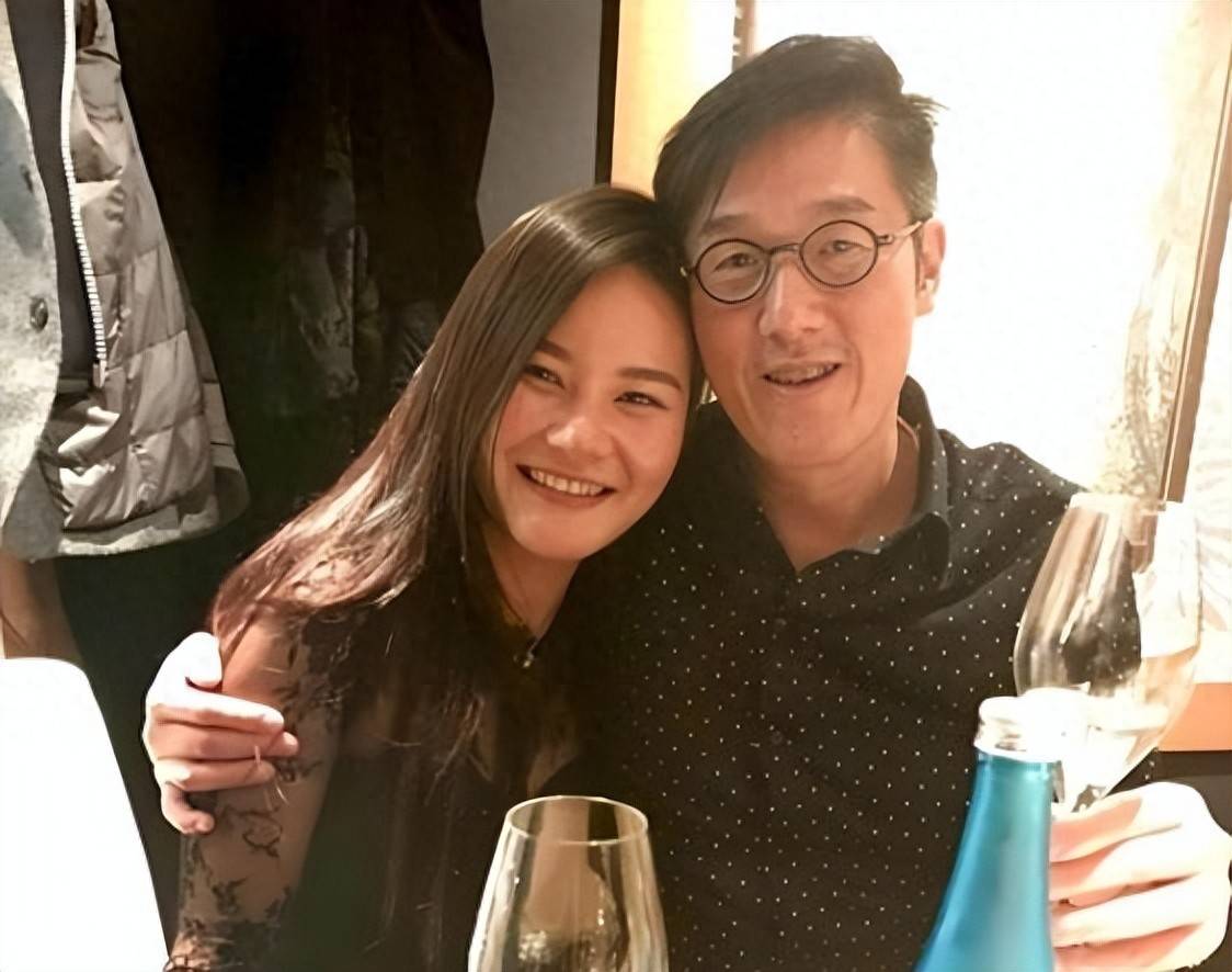 香港67岁富商9年婚外情，网红5年4胎，原配毫不知情