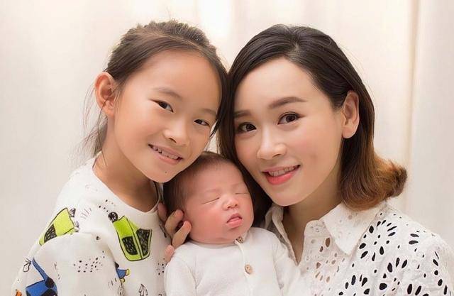 香港知名女星洗脱撒谎嫌疑当单亲妈妈多年经常熬夜直播赚钱