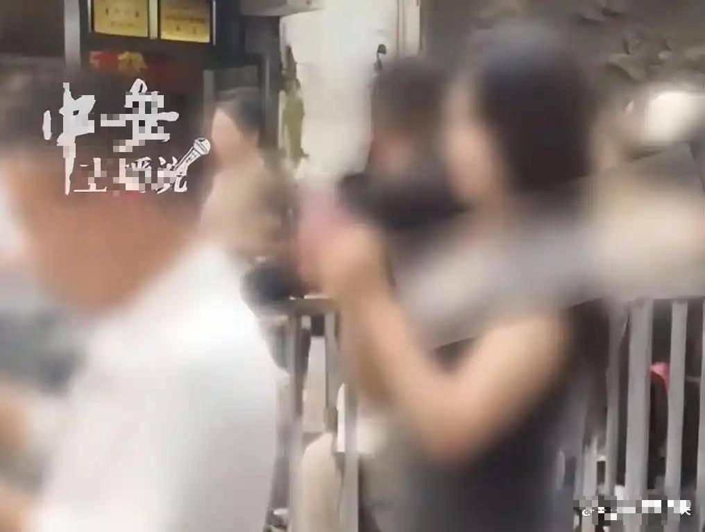 湖南两女子铁笼游街后续:幕后黑手不止一人,结局大快人心