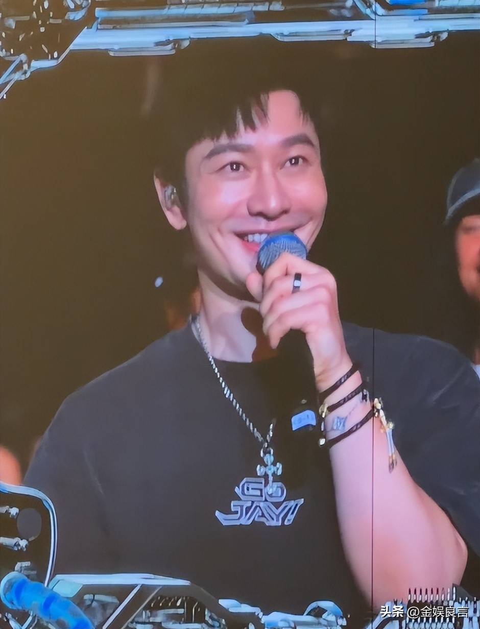 黄晓明演唱会狂赞昆凌完美,双标言论翻车遭网友怒斥