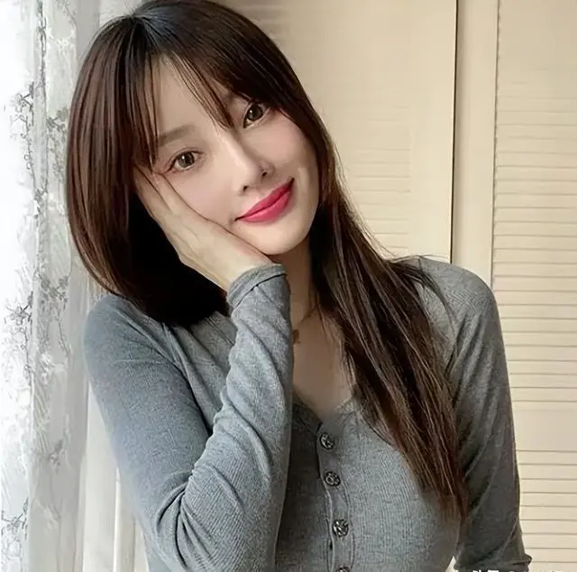 李小璐写真大胆放飞,43岁依旧青春洋溢