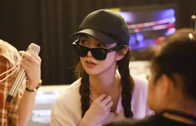 薛凯琪43岁依旧年轻,红色吊带背心展风采