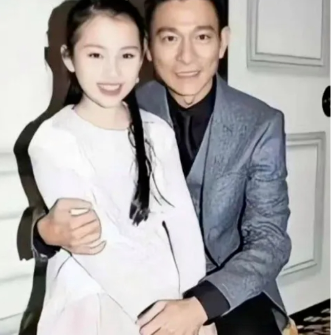 刘德华女儿近照引发热议,颜值遗传父亲