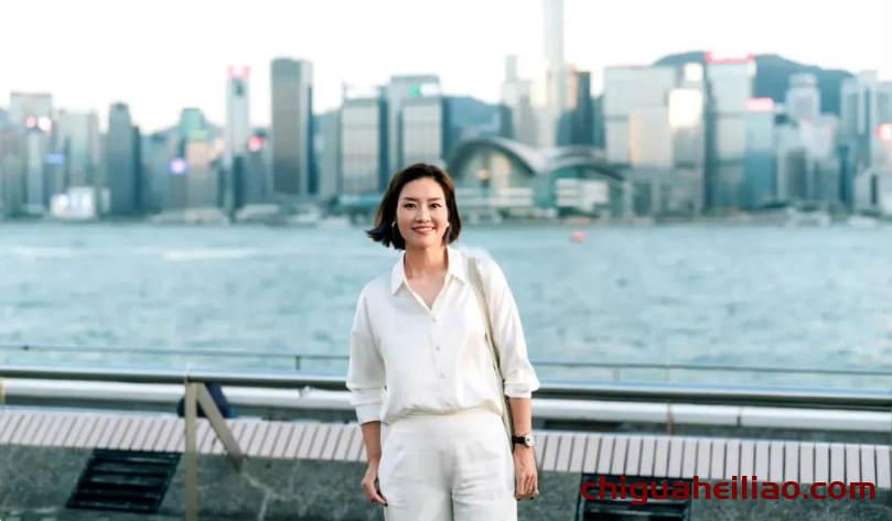 李娜42岁依旧光彩照人,V领衬衫显气质