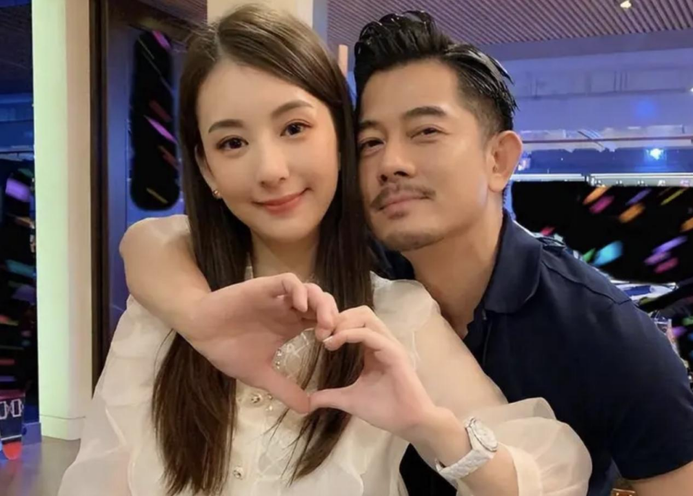 郭富城庆生照曝光,方媛两万裙装显高贵