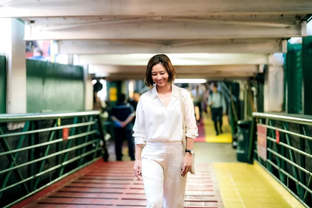 李娜42岁依旧光彩照人,V领衬衫显气质