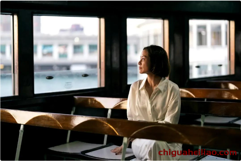 李娜42岁依旧光彩照人,V领衬衫显气质