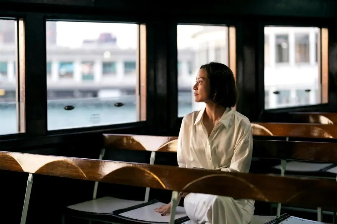 李娜42岁依旧光彩照人,V领衬衫显气质